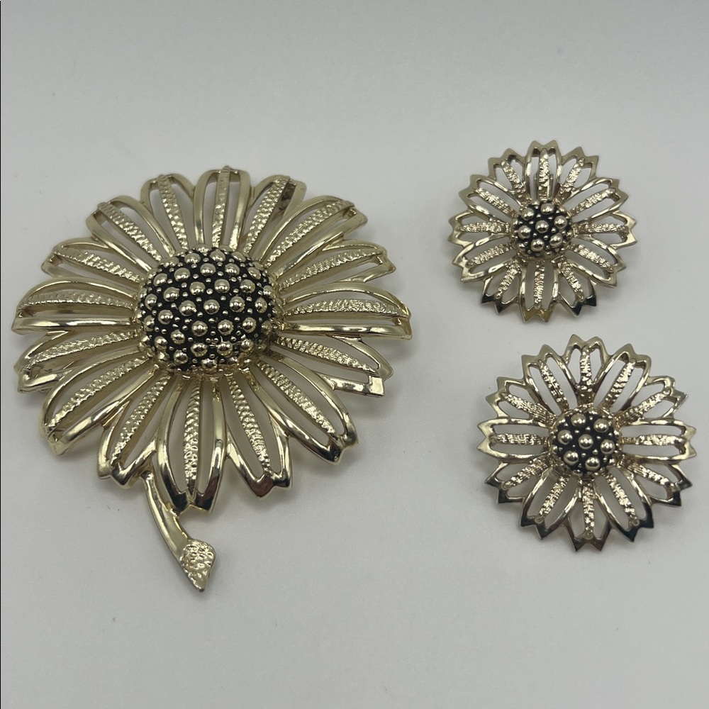 Clip-on Earrings & Brooch Set Vintage Signed SARAH COVENTRY Gold Tone Flowers